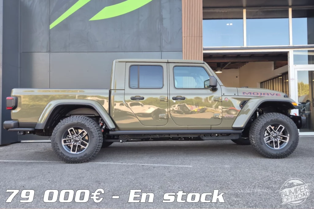 Jeep Gladiator Mojave X 3,6L V6 importée des USA par BumperOffroad. Amortisseurs FOX, hard top 3 parties, boîte auto 8 rapports. Disponible immédiatement.