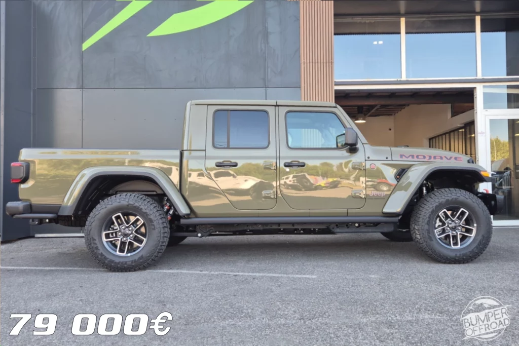 Jeep Gladiator Mojave X 3,6L V6 importée des USA par BumperOffroad. Amortisseurs FOX, hard top 3 parties, boîte auto 8 rapports. Disponible immédiatement.